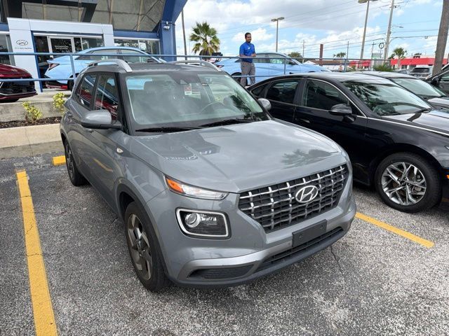 Used 2021 Hyundai Venue SEL w/ Premium Package FWD image 3