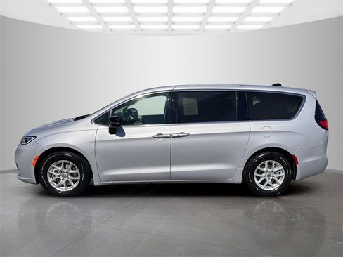 Used 2024 Chrysler Pacifica Touring-L image 3