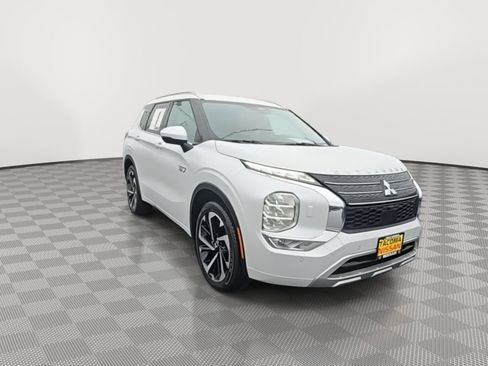 Used 2023 Mitsubishi Outlander SEL image 2