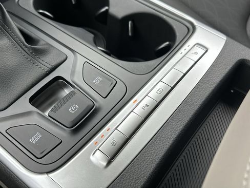 New 2025 Kia Carnival FWD image 24