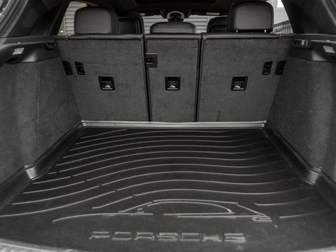 Certified 2024 Porsche Macan AWD/4WD image 36