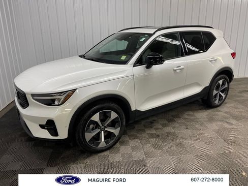 Used 2023 Volvo XC40 B5 Plus w/ Driver Assist Package AWD/4WD image 7