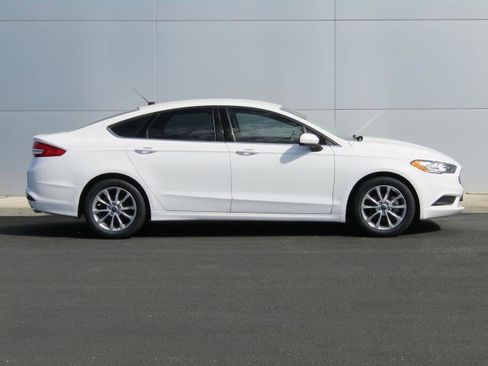 Certified 2017 Ford Fusion SE FWD image 3