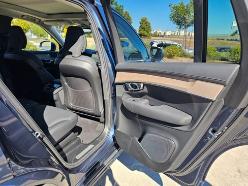 Used 2025 Volvo XC90 B6 Plus image 32