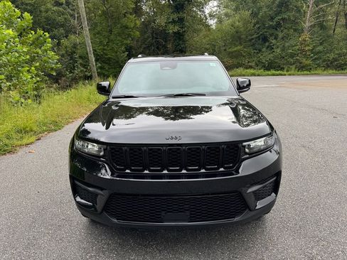 Used 2025 Jeep Grand Cherokee Altitude image 3