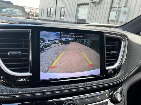Used 2024 Chrysler Pacifica Limited w/ Uconnect Theater Family Group FWD image 20