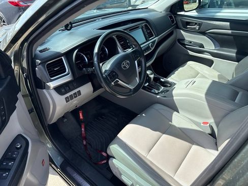 Used 2019 Toyota Highlander Limited FWD image 13