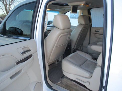 Used 2010 Cadillac Escalade ESV Premium image 21