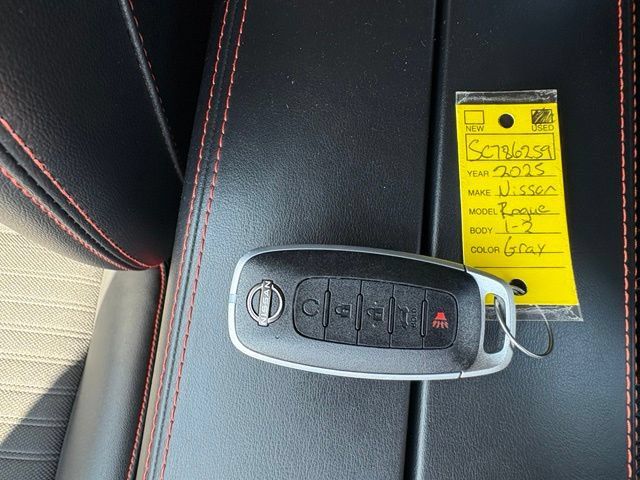 Used 2025 Nissan Rogue SV AWD/4WD image 17