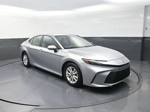 Used 2025 Toyota Camry LE FWD image 10