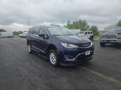 Used 2020 Chrysler Pacifica Touring-L FWD image 2