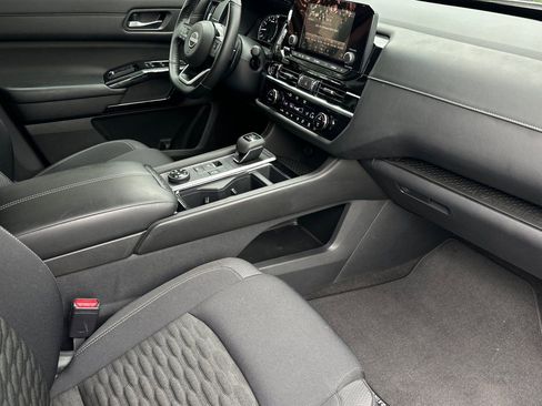 Used 2022 Nissan Pathfinder SV image 18