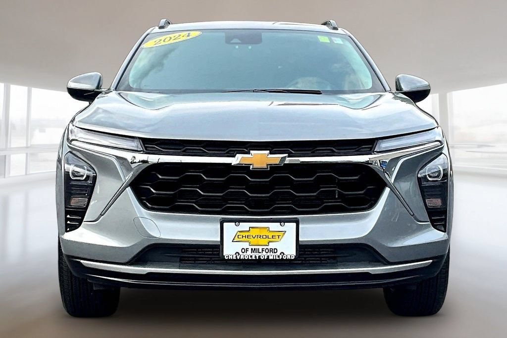 Used 2024 Chevrolet Trax LT FWD image 2