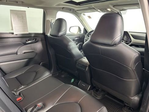 Used 2023 Toyota Highlander XLE AWD/4WD image 28