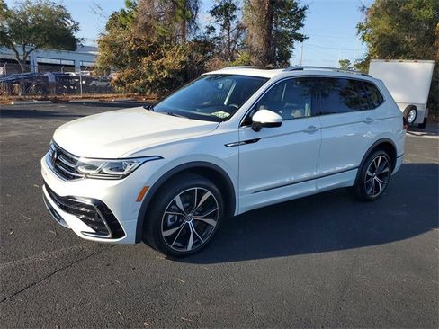 Used 2024 Volkswagen Tiguan SEL R-Line image 3