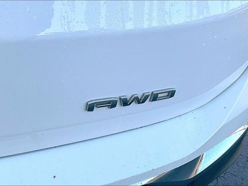 Used 2024 GMC Terrain SLT image 23