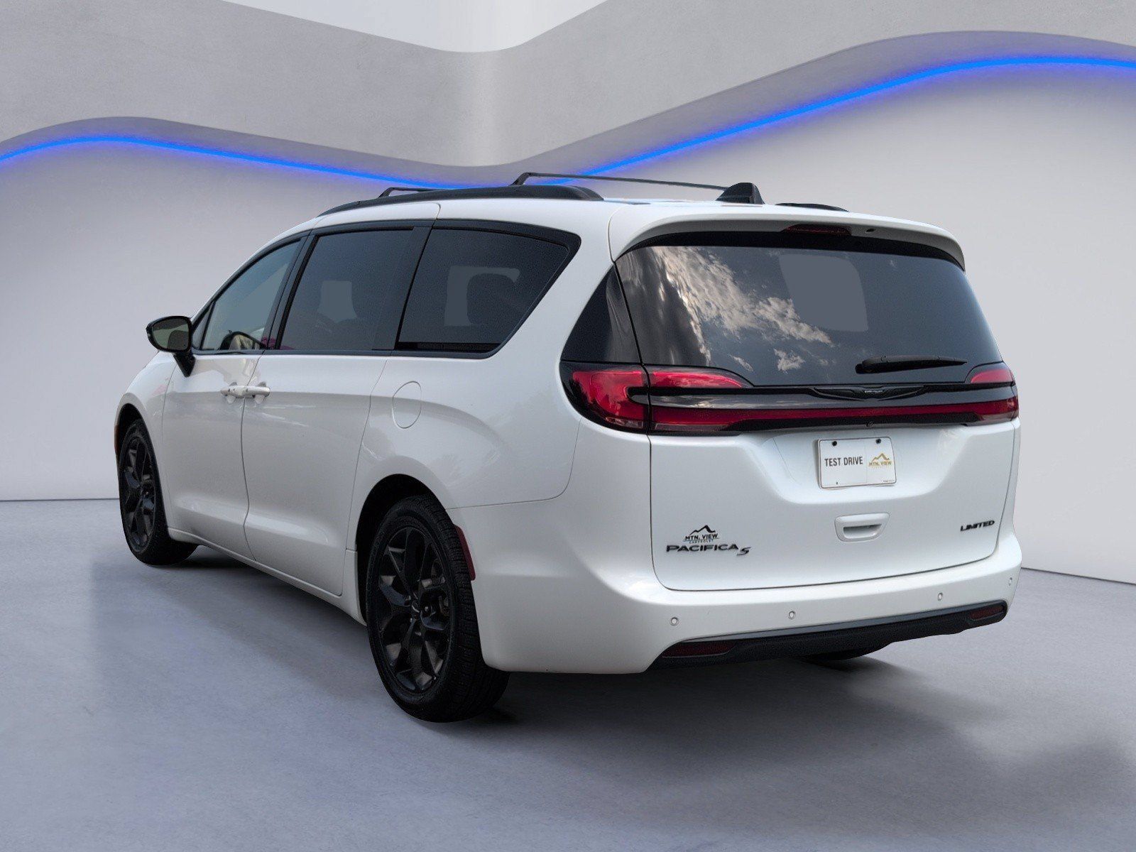 Used 2025 Chrysler Pacifica Limited FWD image 9