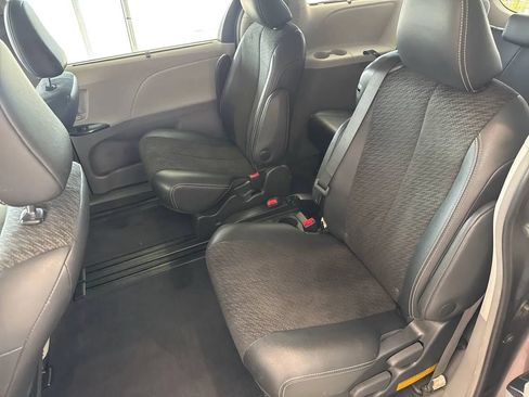 Used 2014 Toyota Sienna SE FWD image 22