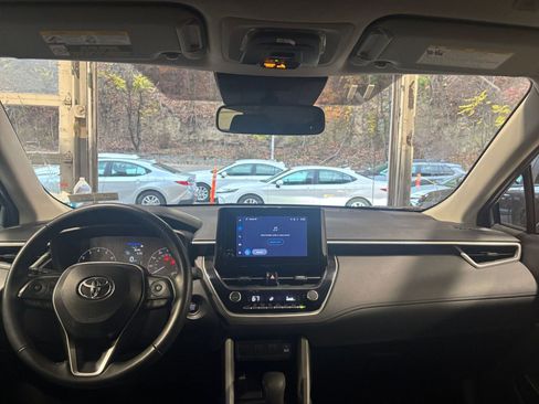 Used 2025 Toyota Corolla Cross LE image 32