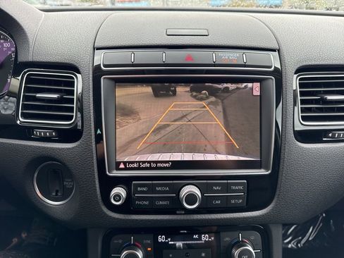 Used 2015 Volkswagen Touareg Sport image 20