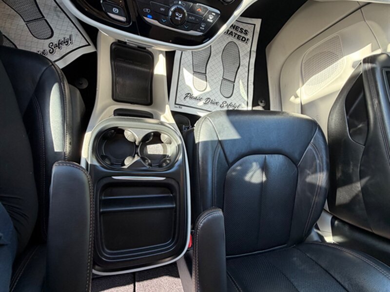 Used 2020 Chrysler Pacifica Touring-L FWD image 14