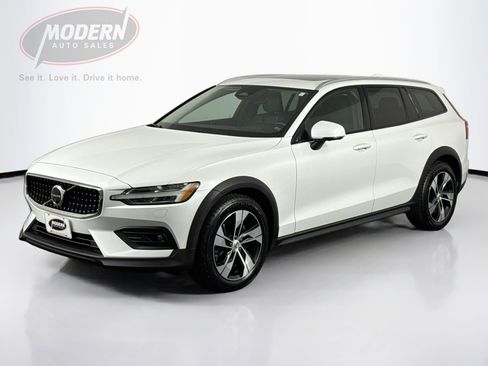 Used 2023 Volvo V60 B5 Cross Country Plus AWD/4WD image 1