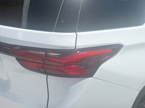 Used 2022 Chevrolet Traverse LT FWD image 25