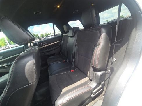 Used 2018 Ford Explorer XLT w/ Equipment Group 202A AWD/4WD image 18