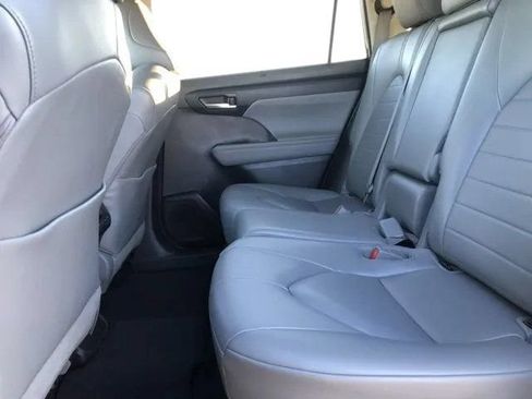 Used 2023 Toyota Highlander XLE FWD image 25