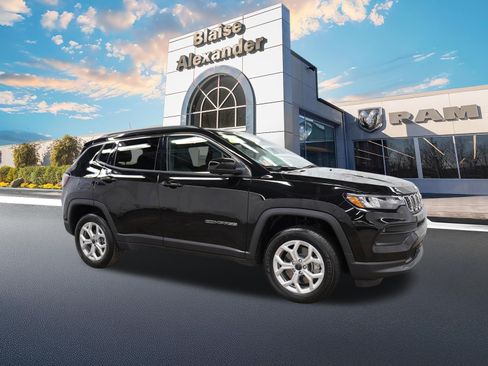 Used 2025 Jeep Compass Latitude w/ Convenience Group AWD/4WD image 1