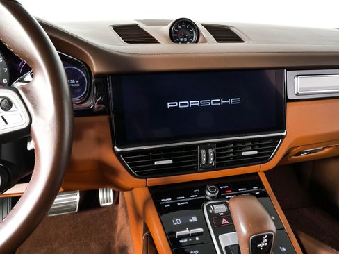 Certified 2022 Porsche Cayenne Turbo AWD/4WD image 13