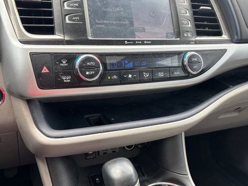 Used 2019 Toyota Highlander XLE FWD image 11
