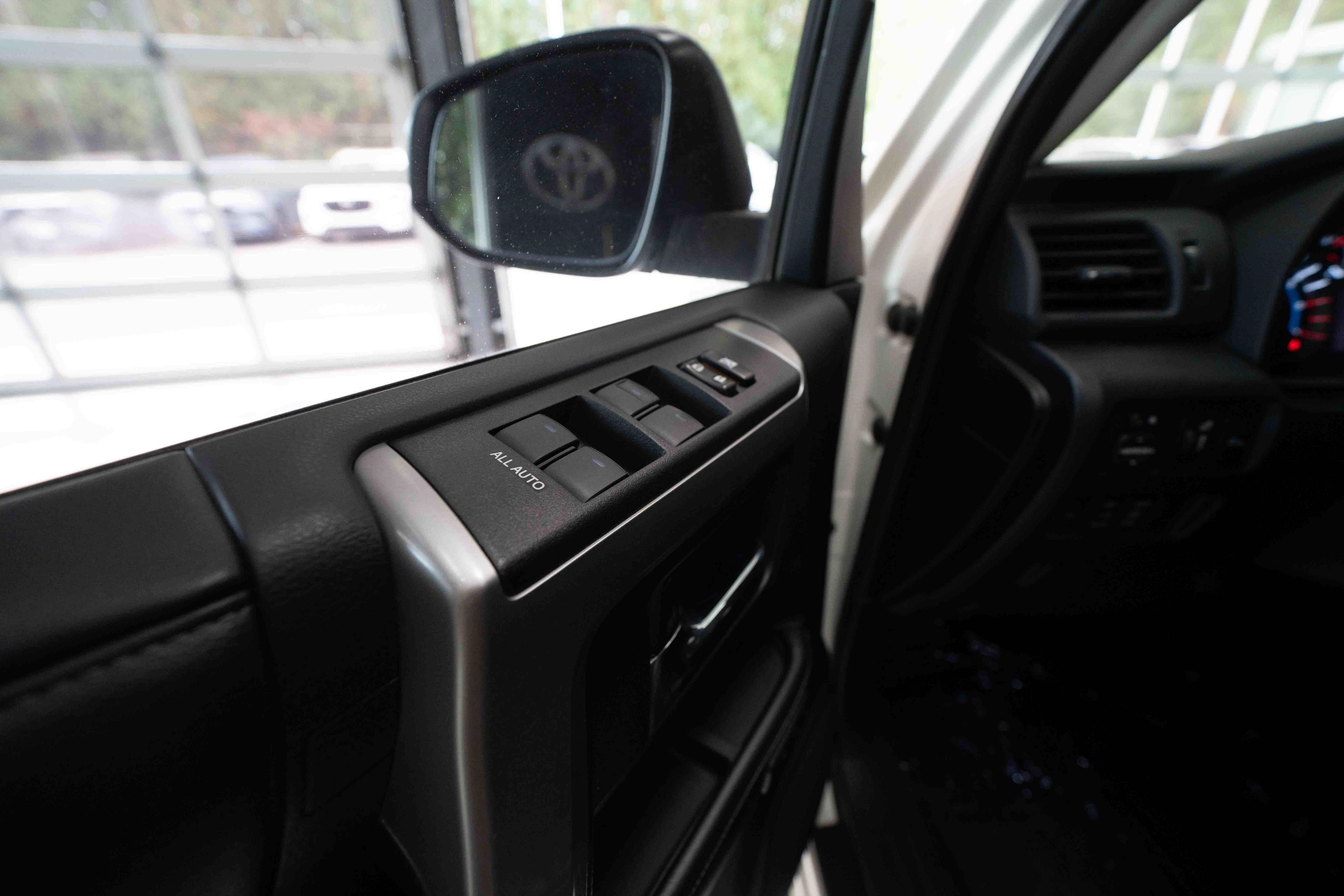 Used 2015 Toyota 4Runner Limited AWD/4WD image 7