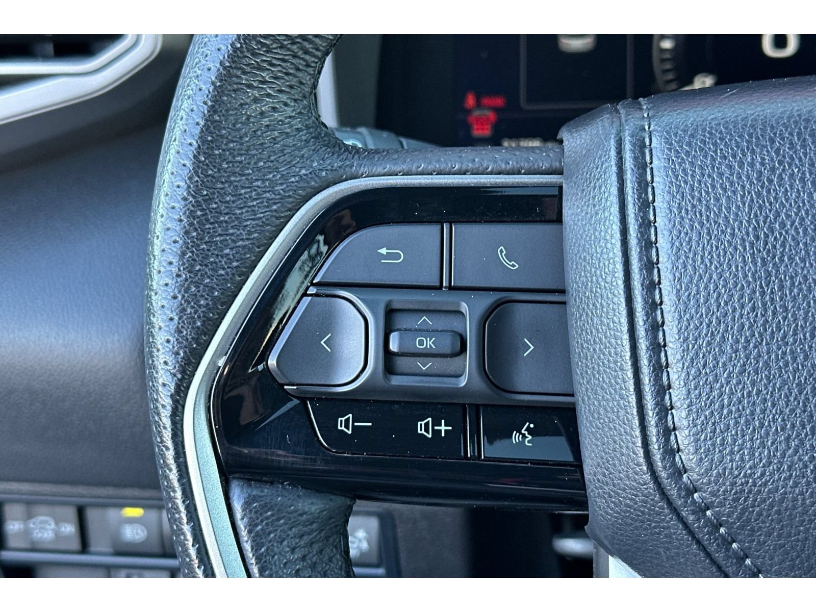 Used 2024 Toyota Sequoia SR5 w/ TRD Off-Road Package AWD/4WD image 28
