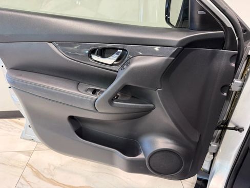 Used 2017 Nissan Rogue SV w/ SV Premium Package image 10