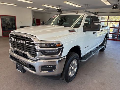 Certified 2025 RAM 2500 Big Horn AWD/4WD image 3