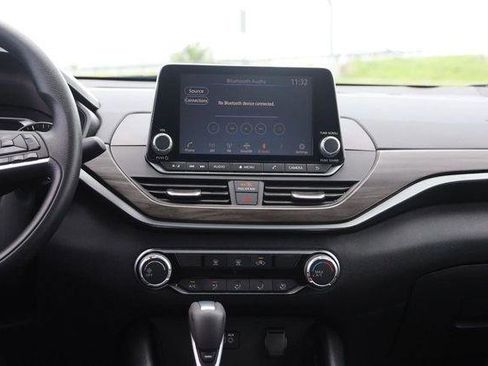 Used 2024 Nissan Altima 2.5 SV FWD image 24