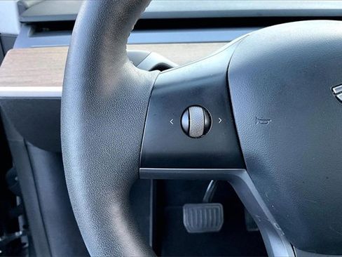 Used 2021 Tesla Model Y Long Range image 11