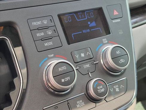 Used 2017 Toyota Sienna XLE FWD image 8