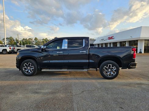 Used 2022 Chevrolet Silverado 1500 Custom image 2