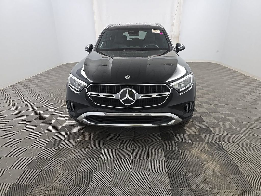 Used 2025 Mercedes-Benz GLC 300 4MATIC image 2