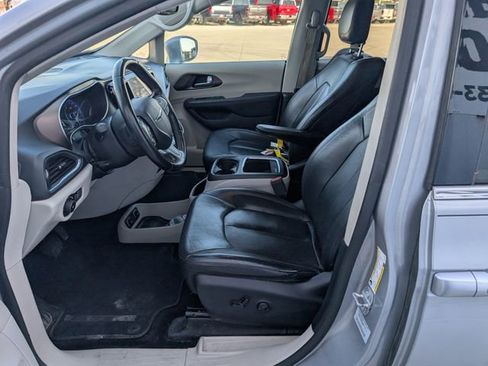 Used 2017 Chrysler Pacifica Touring-L Plus image 2