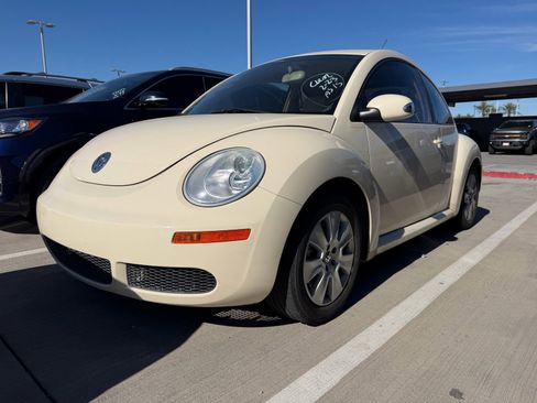 Used 2009 Volkswagen Beetle Coupe image 2