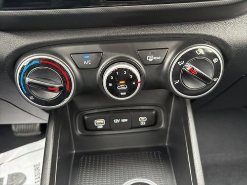 Certified 2025 Hyundai Venue SE image 25