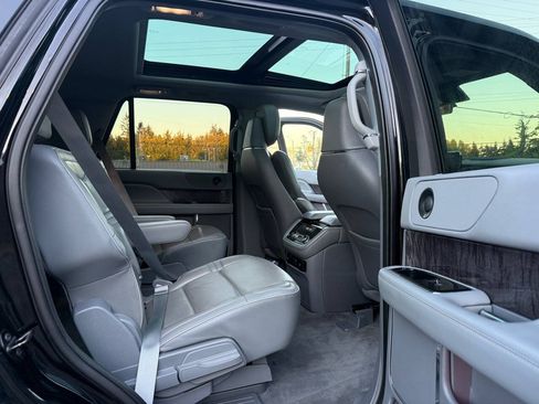 Used 2018 Lincoln Navigator Reserve AWD/4WD image 40