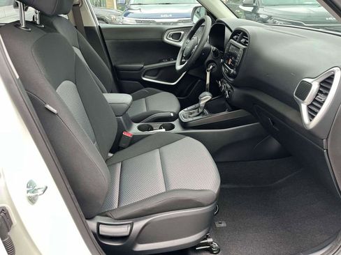 Used 2025 Kia Soul LX w/ LX Technology Package image 12