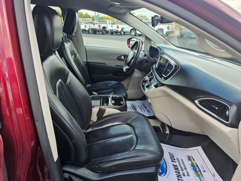 Used 2017 Chrysler Pacifica Touring-L image 17