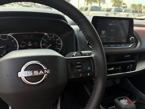 Used 2025 Nissan Rogue SV FWD image 18
