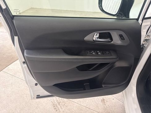 Used 2025 Chrysler Pacifica Select FWD image 31