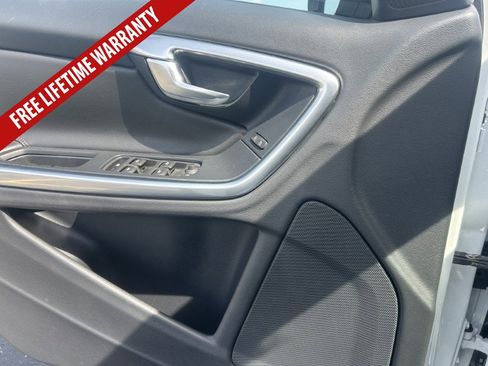 Used 2017 Volvo V60 T5 Cross Country Platinum AWD/4WD image 19